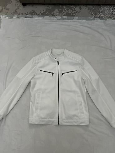 Другая женская одежда: От 1000 сом Лот одежды (4 вещи) 1) Белая куртка в стиле байкер: - — 1