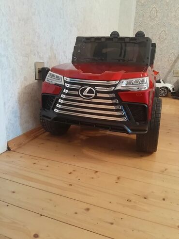 Uşaq üçün elektrik maşınları: Qırmızı rəngdə olan bu uşaq elektrik avtomobili, Lexus modelini təqlid