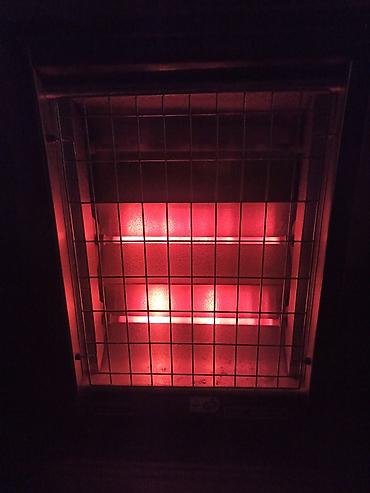 Kaloriferi: Mala kvarcna peć snage 1200W (3 x 400W) sa termostatom. Potpuno — 9