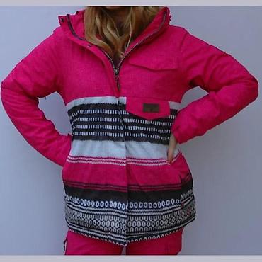 north face kacket: Ženska zimska jakna u roze boji sa upečatljivim prugastim dezenom u — 1