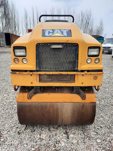 тягач прцеп: Дорожный каток Caterpillar CB22B, предназначенный для уплотнения