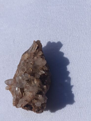 Kristali i minerali: Ovaj prirodni mineralni uzorak prikazuje kombinaciju zemljanih tonova — 23