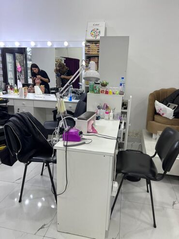 Salon, tibbi mebel dəsti: 3lu sac makiyaj mebeli-350 azn Kreslo 4 eded koja-ededi 150 azn — 4