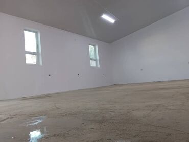 продаю пол дома район рабочий городок: Сдаётся просторное светлое помещение свободного назначения.100