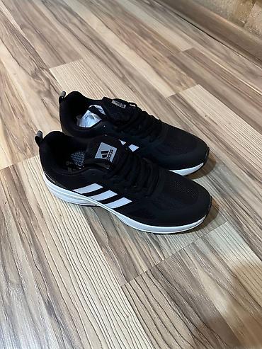 баш кийим: Эркектердин кроссовкасы, 42, Adidas, Жаңы, түсү - Кара — 1