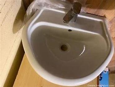 Keramički lavabo, skoro nov, širina 47cm Keramički lavabo (bez