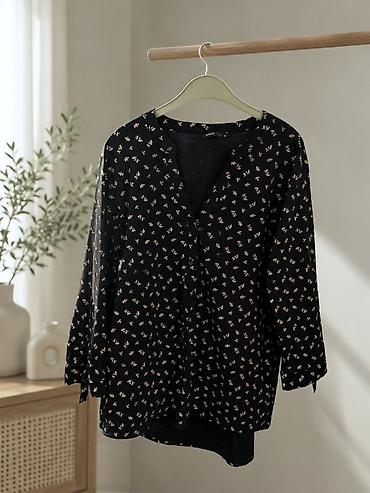 de facto sweatshirt: Qara rəngli, xırda çiçək naxışlı qadın bluzası - M ölçü - Model — 2