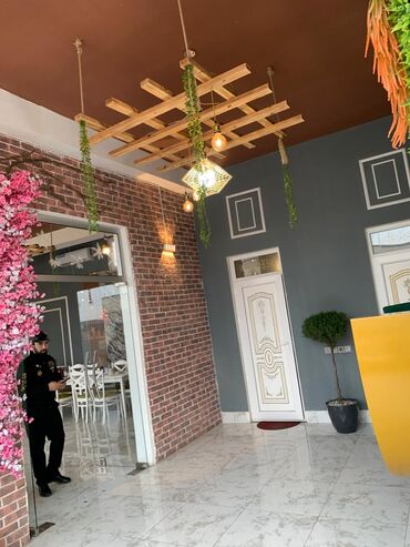 Restoran, kafelər: Hazır restoran satılır. Hal hazırda fəaliyyətdədir. Yeri tam — 10