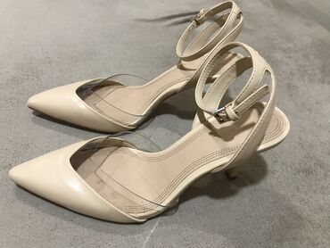 Women's Footwear: Sandals, 38