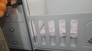 Beşiklər: Oğlan və qız üçün, Dördbucaq, Beşik, Dəst ilə, Matrassız, Yellənmə mexanizm ilə