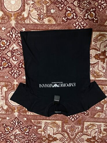 Футболки: Черная футболка Emporio Armani с короткими рукавами. На груди нанесен