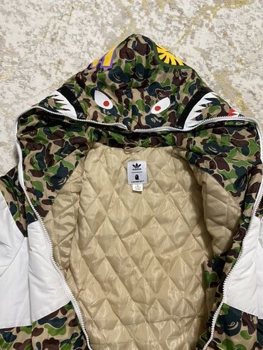 военный дождавик: Куртка с капюшоном Adidas, стеганая, на молнии. - Принт: камуфляж