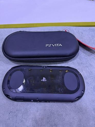 plesteysin 5 2 el: Sony PS Vita portativ oyun konsolu. Şəkillərdə qara rəngli cihaz və PS — 3