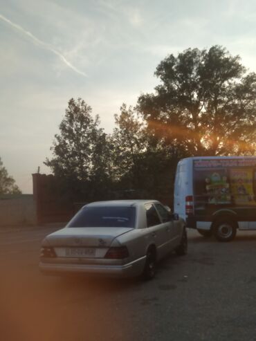 Mercedes-Benz: Mercedes-Benz 230: 2.3 l | 1990 il Sedan — 4