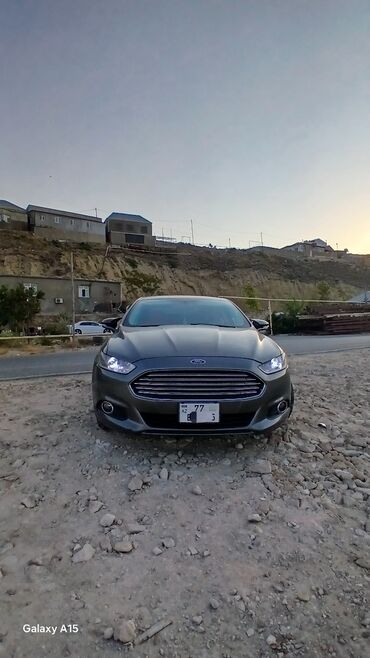 аренда квартир в ахмедлах: Tünd boz rəngli, dördqapılı Ford Fusion sedan. Avtomobil geniş ön