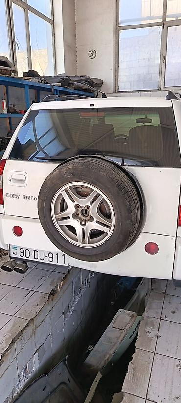 lexus 4.7: Chery Tiggo (arxa qapıda “CHERY TIGGO” yazısı görünür), ağ rəngli — 2