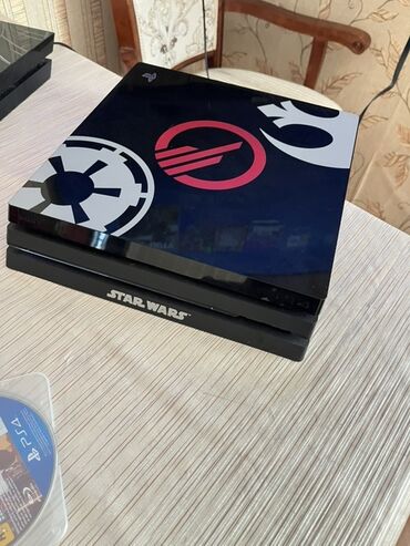 4 playstation üçün disklər satıram: Star Wars temalı qara rəngli PlayStation 4 Pro konsolu. Konsolun üst