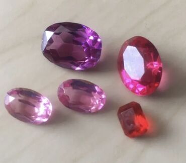 рубином: Ювелирные камни, большой рубин и фиолетовый аметист, каждое по 2000