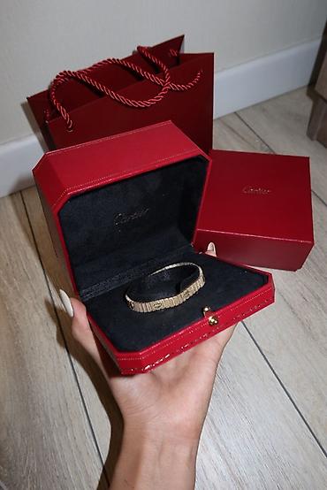 Свадебные платья и аксессуары: Браслет Cartier из новой коллекции Love в фирменной подарочной — 2