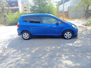 обмен машин ключ на ключ: Хэтчбек Honda Fit синего цвета, оснащенный черными литыми дисками