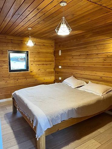 Посуточная аренда домов: А‑фрейм домики и юрты - Планировка: два уровня. На первом — гостиная — 2