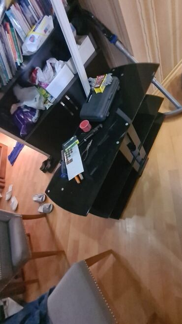 Televizor altiligi.3 mertebeli.Wuwe materialdandir. Wekil yaxsi