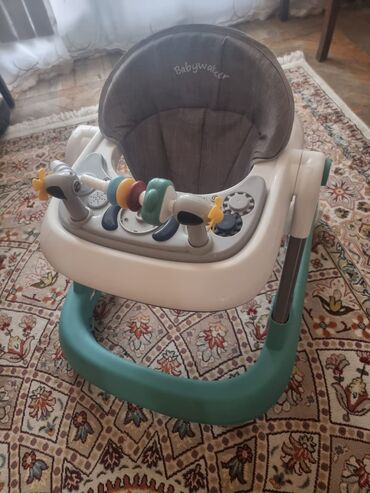 uşaq inkişafı metodikası: Uşaq gəzdirəni – Babywalker - Rənglər: ağ/boz gövdə, firuzəyi baza