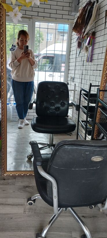 витрина для салона: Продаю парикмахерскую оборудование б/у состояние идеальное кресло 3