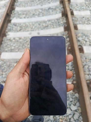 dinamik ev: Smartfon – tam ekranlı, ön kameraya görə mərkəzdə deşikli displey - — 1