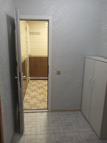 oglanlara kiraye evler: 2 OTAQLI MƏNZİL - Geniş işıqlı zal, tavanında dekorativ çilçıraq — 5