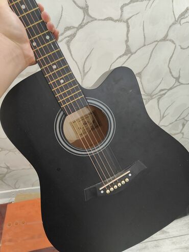 черная акустическая гитара: Акустическая гитара
черного цвета
чехол плохого состояния