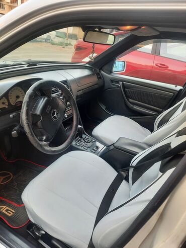 arx açan: Mercedes-Benz C-Sinfi sedan (W202) – gümüş rəngli, 4 qapı. Texniki və