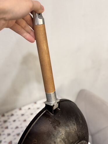 Наборы посуды: Продаю: 1. Сковорода-вок чугунная -1500(идеальное состояние) 2 — 4