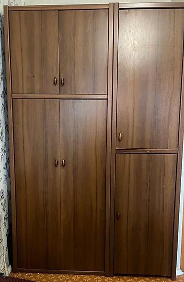 - Конфигурация: трехсекционная, с центральным широким блоком и узким