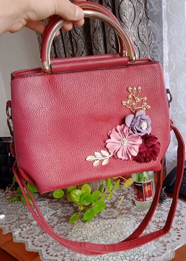Продается женская мини сумочка с цветочками в хорошем состоянии
