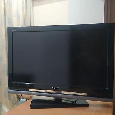 Телевизор Sony Bravia с плоским ЖК‑экраном. - Диагональ около 32–37"