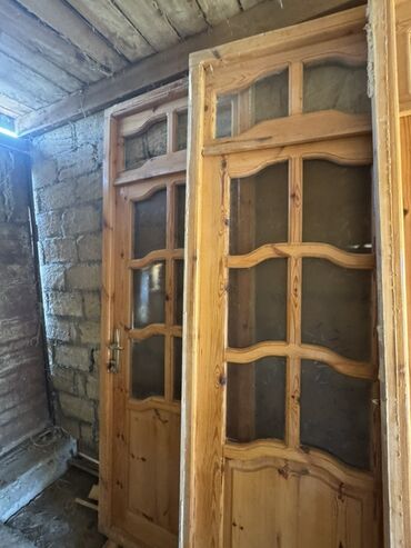 Гвозди, шурупы: Taxta çərçivəli və şüşə panelli iki qapı. Hər qapı altı şüşə paneldən