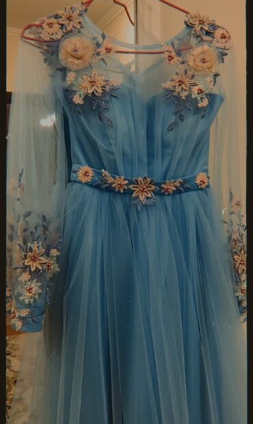 голубое вечернее платье в пол: Вечернее платье, Пышное, Длинная модель, С рукавами, Перья, XS (EU 34), S (EU 36)