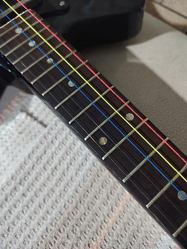 kitar: Elektrik gitar – yarımdənə (semi-hollow) korpuslu, parıltılı qara — 6