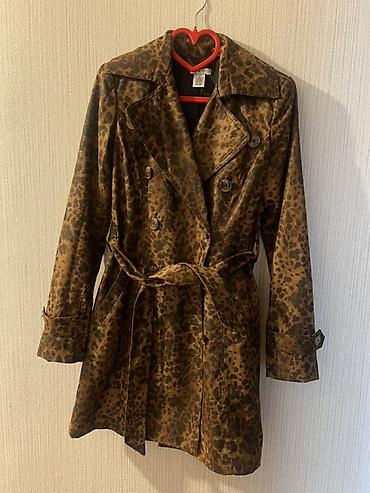 Plaşlar: Qadınlar üçün leopard naxışlı trençkot - Model: iki cərgəli düyməli — 2