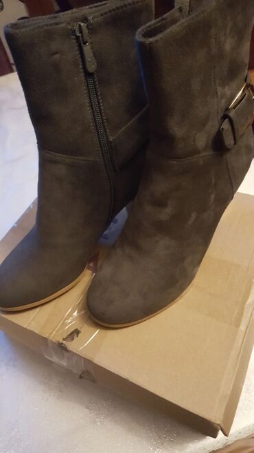 Çəkmələr: Qısaboğaz, Reebok, Ölçü: 36.5, rəng - Boz, Yeni