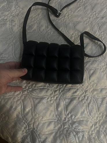 Çantalar: Qara çiyin çantası – yumşaq kvadrat kapitone dizayn - Rəng: Qara - — 2