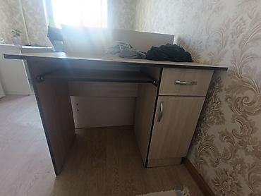 Столы: Компьютерный стол, Б/у, С полками — 1