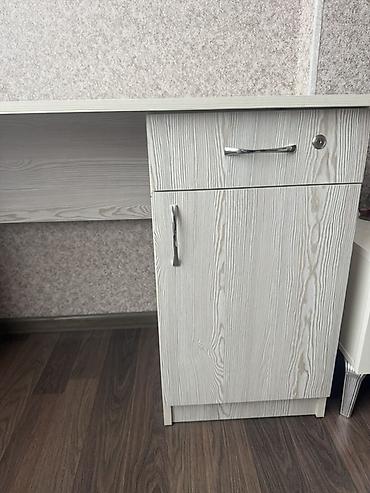 стол для учебы: Ofis dəsti – yazı masası və kreslo Masa: - Rəng/tekstura: açıq boz-ağ — 2