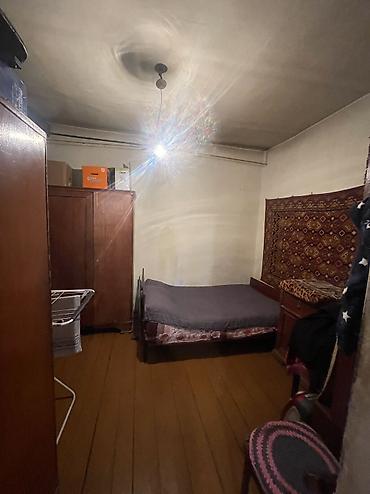 Продажа коттеджей и домов: Продаю пол дома барачного типа район Тоголок молдо Щербакова 3 ком — 3