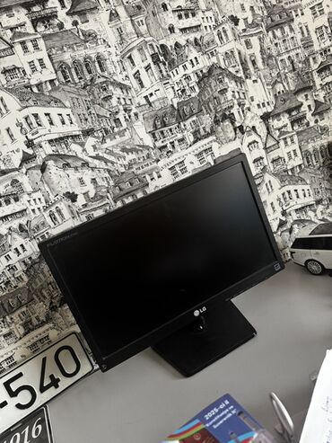komputer klaviaturasi: LG Flatron LCD monitor - Ekran: LG Flatron seriyası, təxmini 22–24