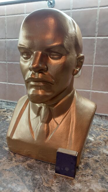 гипсовая лепнина: Ленин гипсовый вес 4 кг, в идеальном состоянии. не крошится 1970 года