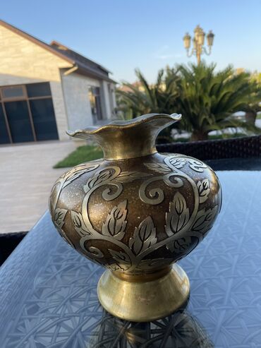 azan gulu: Bir vaza, Keramika