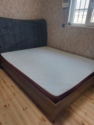 Кровати: Двуспальная кровать, Без подьемного механизма, С матрасом, Без выдвижных ящиков
