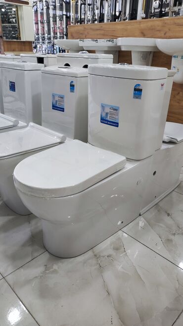 Ağ rəngdə unitaz, hamam otaqları üçün uyğundur. Bu unitazın axar